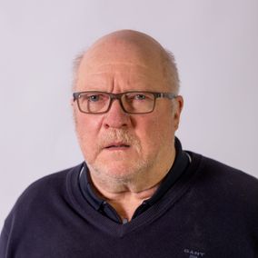 Toimittaja Petri Vironen katsoo kameraan.