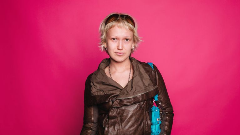 Seena Talvi poseeraa pinkkiä taustaa vasten.