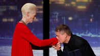 Ohjaaja Cristian Mungiu vastaanottaa Palme d'Or -palkinnon elokuvasta Fjord, suudellen Tilda Swintonia kädelle..