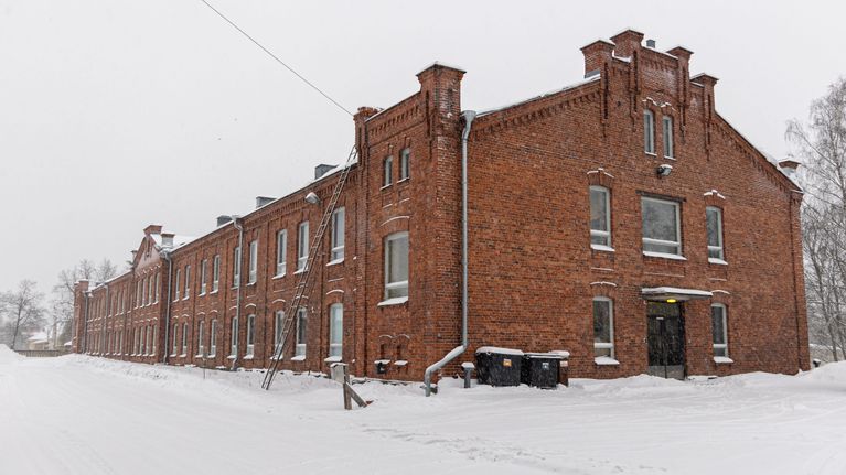 Vanha varusmiesten majoituskasarmi Rakuunamäellä.