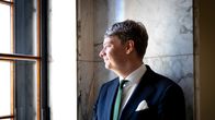 Suomenruotsalaisen kansanpuolueen eduskuntaryhmän puheenjohtaja Otto Andersson seisoo ikkunan äärellä valoisassa sisätilassa ja katsoo ulos.