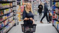 Toimittaja Ulla Malminen ruokakori kädessään Triplan K marketin käytävällä