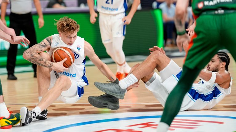 Miikka Muurinen koripallon EM-kisoissa Liettuaa vastaan.