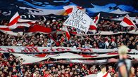 Jalkapallostadionin katsomossa suuri joukko kannattajia ja lippuja, yhdessä lipussa teksti "LAS MALVINAS SON ARGENTINAS".