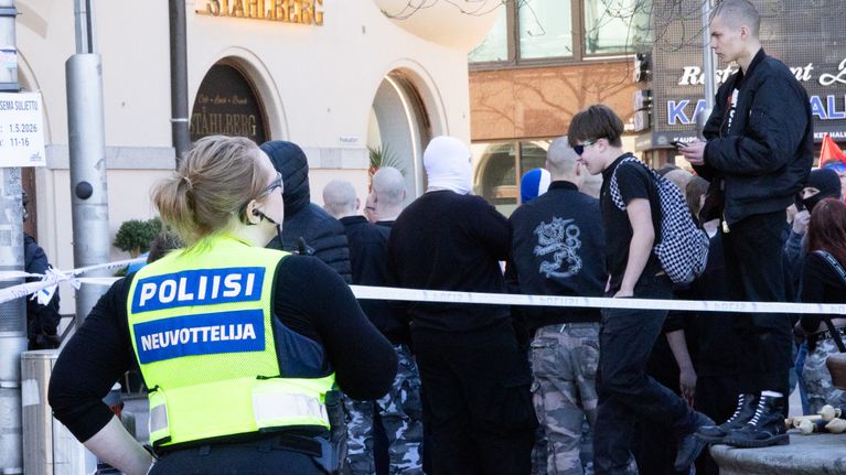 Sinimustan liikkeen vappumarssi Tampereen keskustassa 2026.