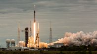 SpaceX-raketti lähdössä ilmaan.