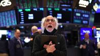 Trader Peter Michael Tuchman reagoi suu auki työskennellessään New Yorkin pörssin (NYSE) lattialla päätöskellon soidessa.