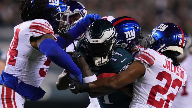New York Giantsin puolustajat yrittävät pitää A.J. Brownia kurissa ja saada tältä palloa pois.