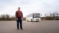 Magnus Ljunggren står framför en buss. 