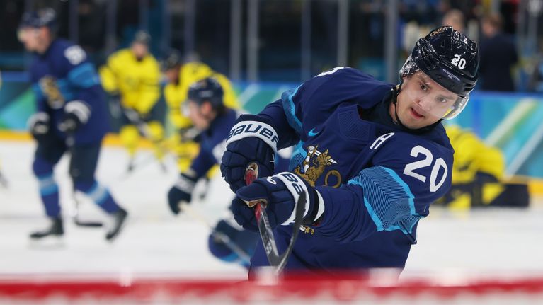 Sebastian Aho lämmittelee Ruotsi-otteluun.