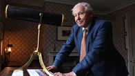 Sir David Attenborough poseeraa kaukoputken kanssa.