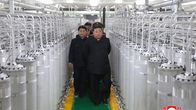 Propagandakuva, jossa Pohjois-Korean johtajan Kim Jong-un tarkastaa ydinmateriaalien tuotantolaitosta.
