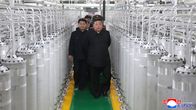 Pohjois-Korean valtion KCNA-uutistoimiston välittämässä kuvassa Kim Jong-un tarkastaa ydinmateriaalitehdasta tuntemattomassa paikassa Pohjois-Koreassa 3. kesäkuuta 2026.