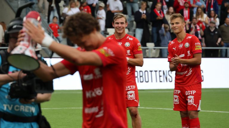 Adam Vidjeskog och Rudi Vikström applåderar då Herman Sjögrell underhåller publiken.