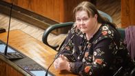 Perussuomalaisten kansanedustaja Minna Reijonen istuntosalissa.