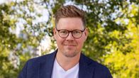 Antti Lindtman poseeraa puistomiljöössä.