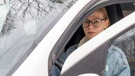 Eevi Heikkinen istumassa autonsa kyydissä.