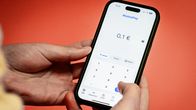 Puhelin henkilön henkilön kädessä lähikuvassa, näytöllä Mobile Payn sovellus, summana 0,1 euroa.