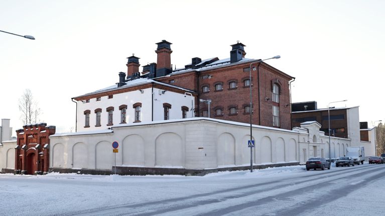 Mikkelin vankila kuvattuna Maaherrankadun ja Linnankadun risteyksestä.