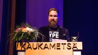 Tanssiva karhu-raadin puheenjohtaja Jukka Viikilä Kaukametsän salissa Kajaanissa Runoviikolla