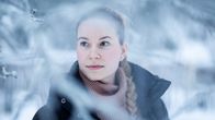 Kuvassa Marianne Puurila ulkona puutarhassa talvella. 