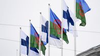Lipputangoissa liehuvat Suomen lipun lisäksi romaniliput.