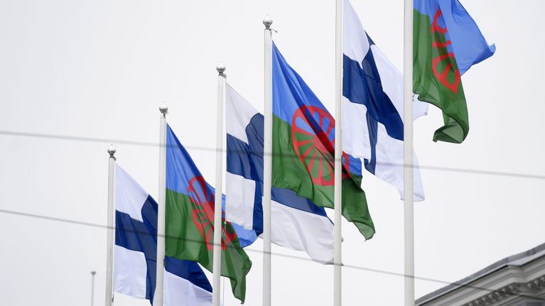 Lipputangoissa liehuvat Suomen lipun lisäksi romaniliput.