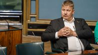 Perussuomalaisten kansanedustaja Juha Mäenpää istuntosalissa.