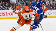 Radko Gudas taklaa polvella Auston Matthewsia.