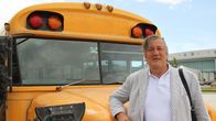 Näyttelijä Stephen Fry reissaa vanhalla koulubussilla seitsemässä Keski-Amerikan maassa.