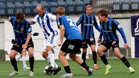 HJK:n Teemu Pukki Inter-pelaajien piirittämänä.