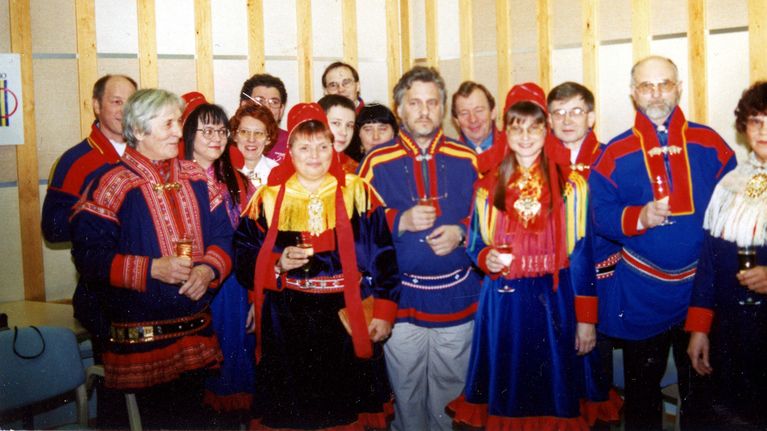 Yle Saamen Radion työntekijöitä 1990-luvulla. Ihmiset ovat pukeutuneet saamenpukuihin. 