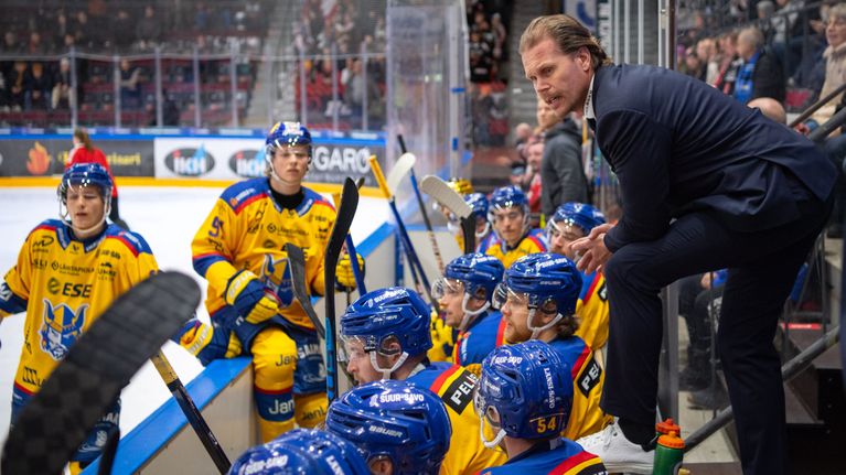 Olli Jokinen Jukurien vaihtopenkillä.