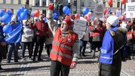 Tehyn puheenjohtaja Millariikka Rytkönen (vas.) ja SuPerin puheenjohtaja Silja Paavola huutavat iskulauseita mielenosoituksessa