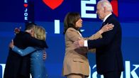 Kamala Harris ja Joe Biden halaavat puoluekokouksen lavalla. Taustalla Jill Biden ja Doug Emhoff.