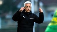 Fotbollstränaren Gary Williams med händerna på ansiktshöjd.