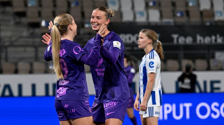 Brannin Monica Isaksen (vasemmalla) ja Dilja Zomers juhlivat maalia HJK:ta vastaan.