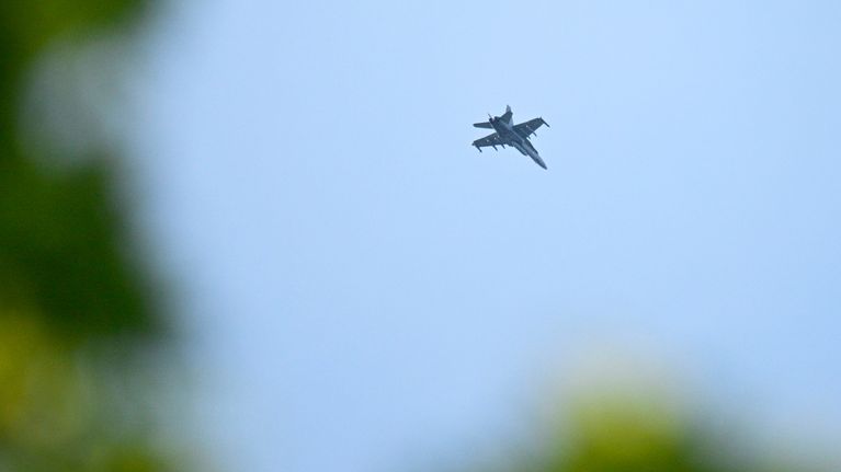 Hornet-hävittäjä lentää taivaalla, kuvattu Tapanilassa Helsingissä perjantaiaamuna.