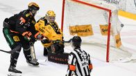 Miska Siikonen gör mål mot SaiPa.