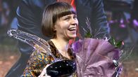 Mariia Niskavaara hymyilee voitettuaan Helsingin Sanomien kirjallisuuspalkinnon.