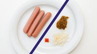 Kuvassa lautanen jossa vasemmalla turvaruokaa ja oikealla perusruokaa.