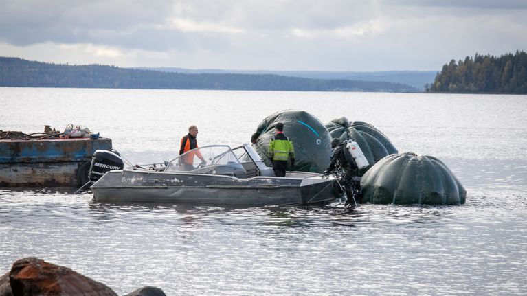 Kolmas ja viimeinen Pieliseen uponnut metsäkone on nostettu ylös | Yle