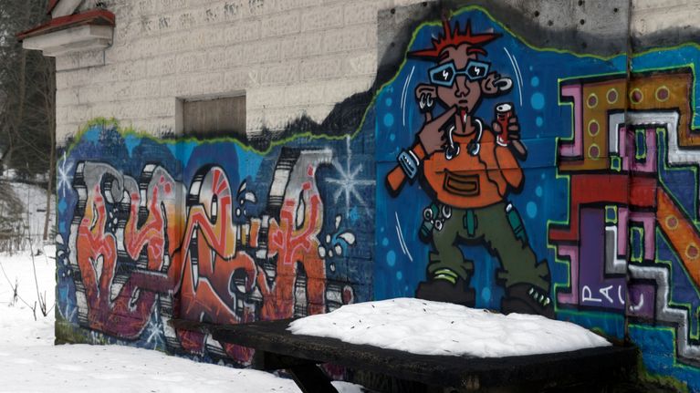 Graffiteja huonokuntoisessa rakennuksessa Möysänkatu 3:ssa Lahdessa.