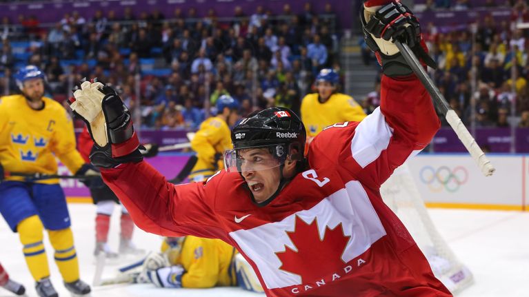 Sidney Crosby juhlii maaliaan olympiafinaalissa 2014.