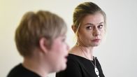 Riikka Pakarinen katsoo Annika Saarikkoa, joka on kuvalla etualalla. 