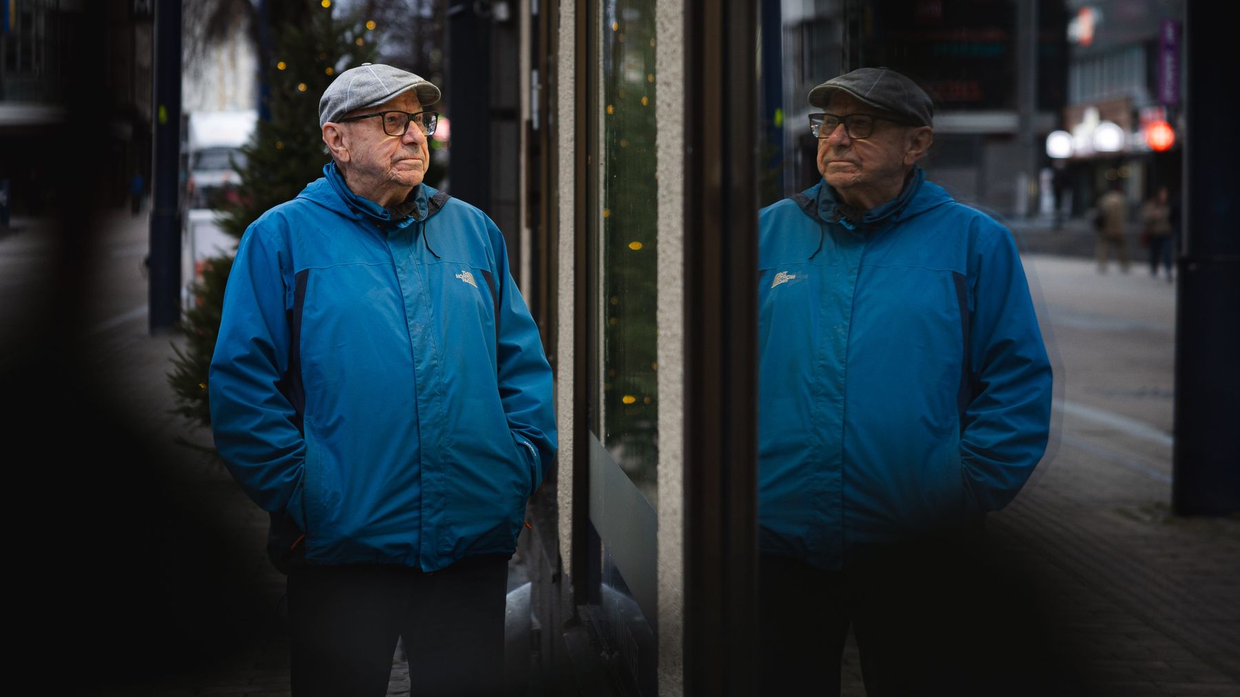 Kalervo Luukko katselee näyteikkunoita Jyväskylän keskustassa.
