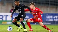 FC Lahden Jordao ja Jaron Sami Sipola kamppailivat pallosta.