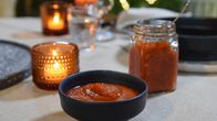 Ketsuppia kulhossa ruokapöydällä