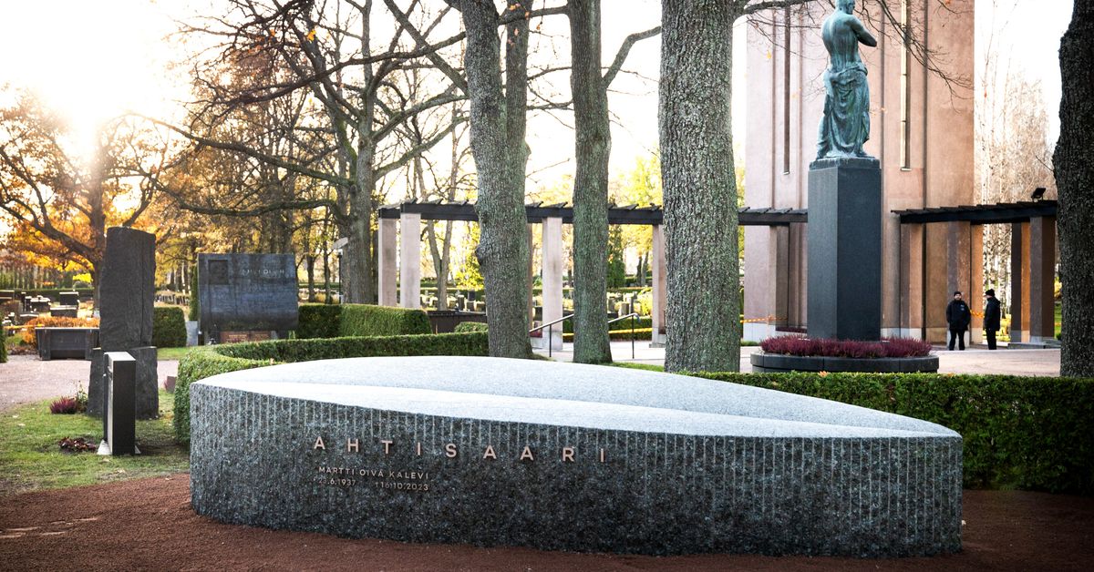 Martti Ahtisaari's grave memorial unveiled at Hietaniemi Cemetery