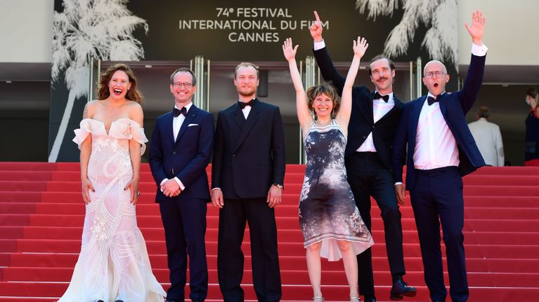 Hytti nro 6:n elokuvantekijät tuulettavat Cannesin punaisella matolla heinäkuussa 2021.